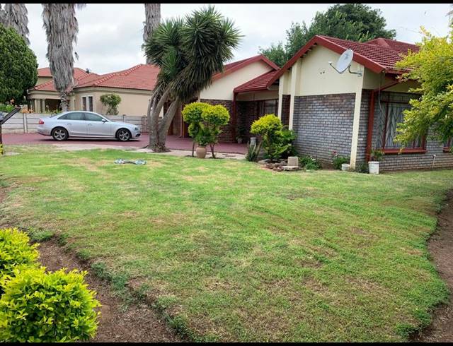 4 BEDROOM HOUSE FOR SALE IN PENINA PARK